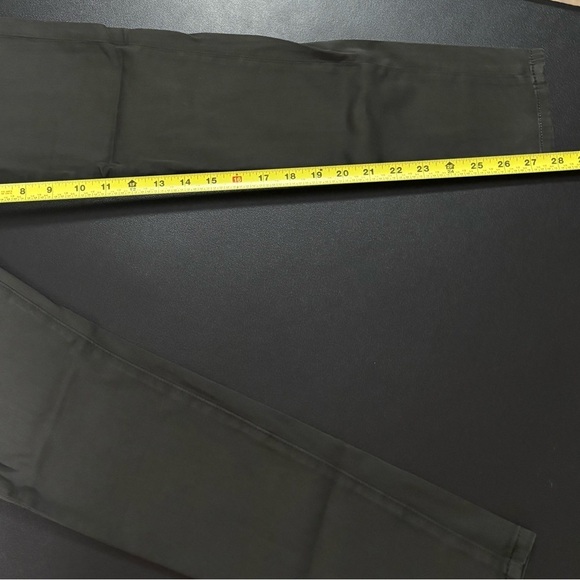 AG THE FARRAH SKINNY ANKLE
high-rise skinny ankle size 27R - Picture 13 of 13